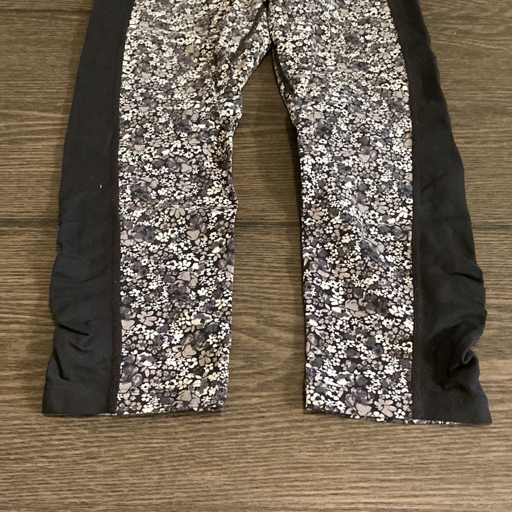 Athleta crop length leggings. Sz XS. Black, gray and white floral pattern - Picture 9 of 14